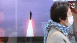 Corea del Norte lanza dos misiles balísticos al mar de Japón