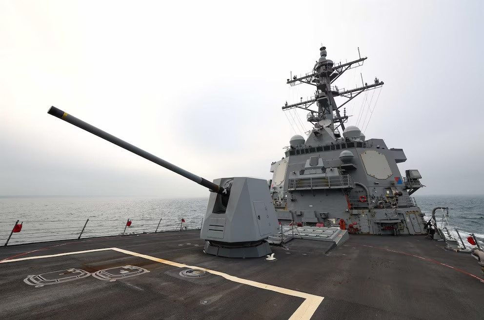 Crece la tensión en el sudeste asiático: el régimen chino desplegó barcos y aviones para vigilar a un destructor de EEUU - AlbertoNews