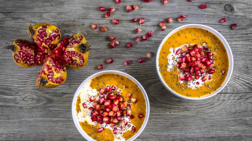 Crema de boniato y granada, una receta barata, fácil de hacer y perfecta para entrar en calor