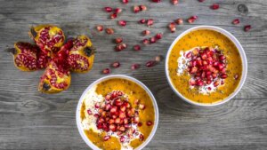 Crema de boniato y granada, una receta barata, fácil de hacer y perfecta para entrar en calor