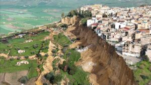 DERRUMBE SICILIA | Un pueblo de Sicilia, en alerta máxima por el derrumbe de una ladera que amenaza a decenas de casas | elperiodico.com