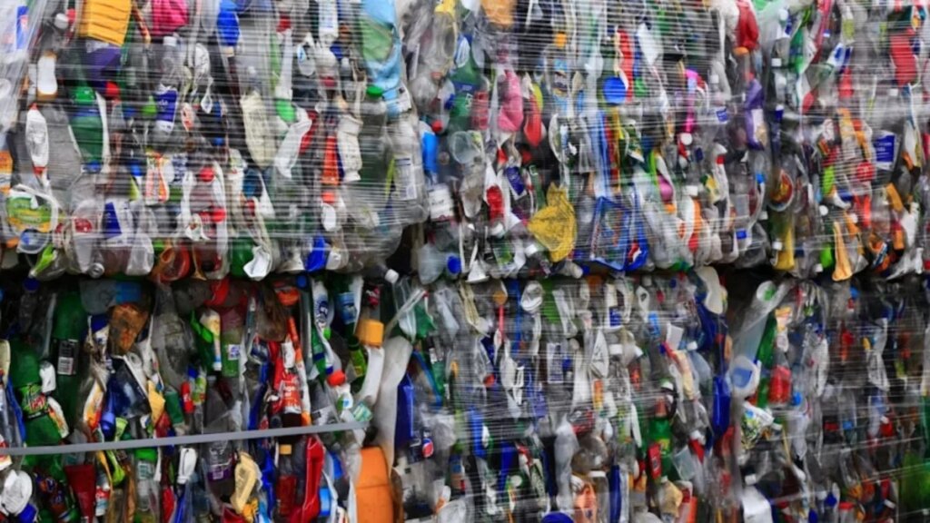 De ser un desecho tóxico a convertirse en un material totalmente estratégica. China, una vez más, transforma el plástico en carbono para las baterías del futuro