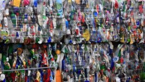 De ser un desecho tóxico a convertirse en un material totalmente estratégica. China, una vez más, transforma el plástico en carbono para las baterías del futuro
