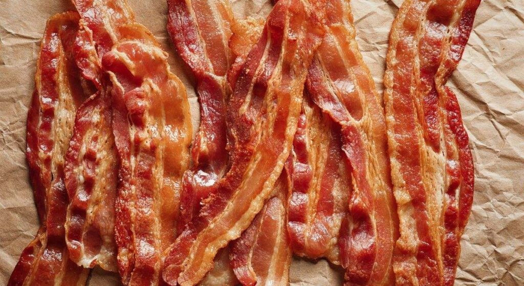 Deja de freír el beicon, ya que es más sabroso y crujiente cuando se cocina con un utensilio de cocina cotidiano