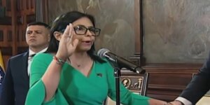 Delcy Rodríguez jura como presidenta encargada de Venezuela mientras Maduro insiste ante el juez en que el presidente es él