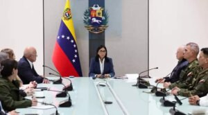 Delcy Rodríguez llama a fusión militar-policial «para defender a Venezuela» y recalca que Maduro es el presidente