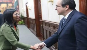 Delcy Rodríguez se reúne con jefes de misión en Venezuela