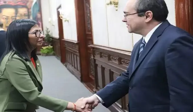 Delcy Rodríguez se reúne con jefes de misión en Venezuela