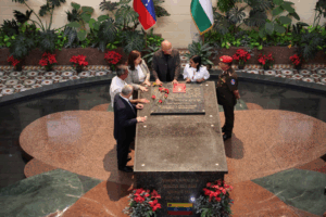 Delcy Rodríguez visitó la tumba de Hugo Chávez tras juramentarse