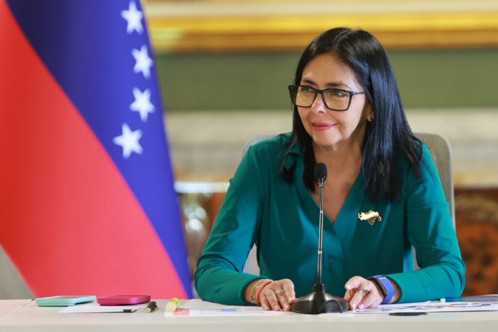 Delcy admitió que EEUU le dio 15 minutos tras la captura de Maduro para cumplir sus órdenes, según The Guardian