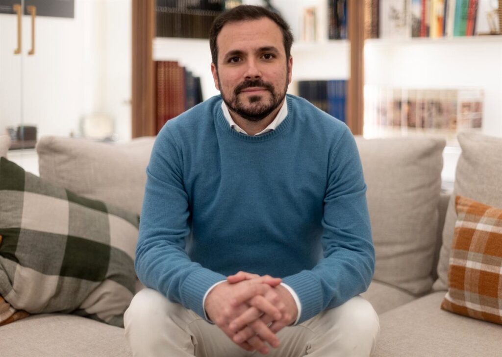 "Demasiados ministros en despachos", hay que "salir a pelear"