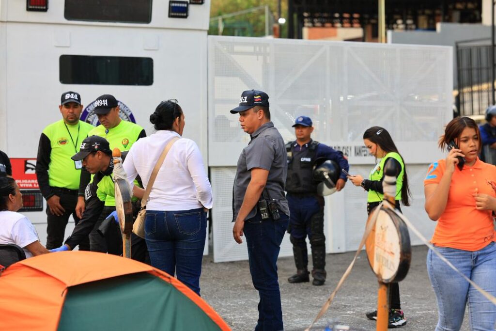 Denunciaron seguimiento y fotografías a familiares de presos políticos en Zona 7 de Boleita (VIDEO)