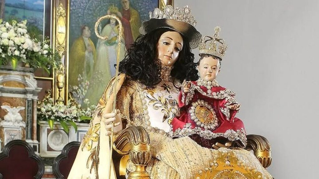 Detalles del vestido que usará la Divina Pastora