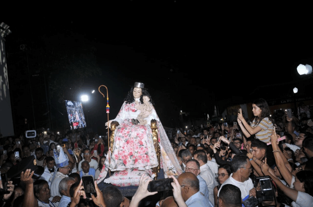 Devotos celebraron entre lágrimas la solemne bajada de la Divina Pastora