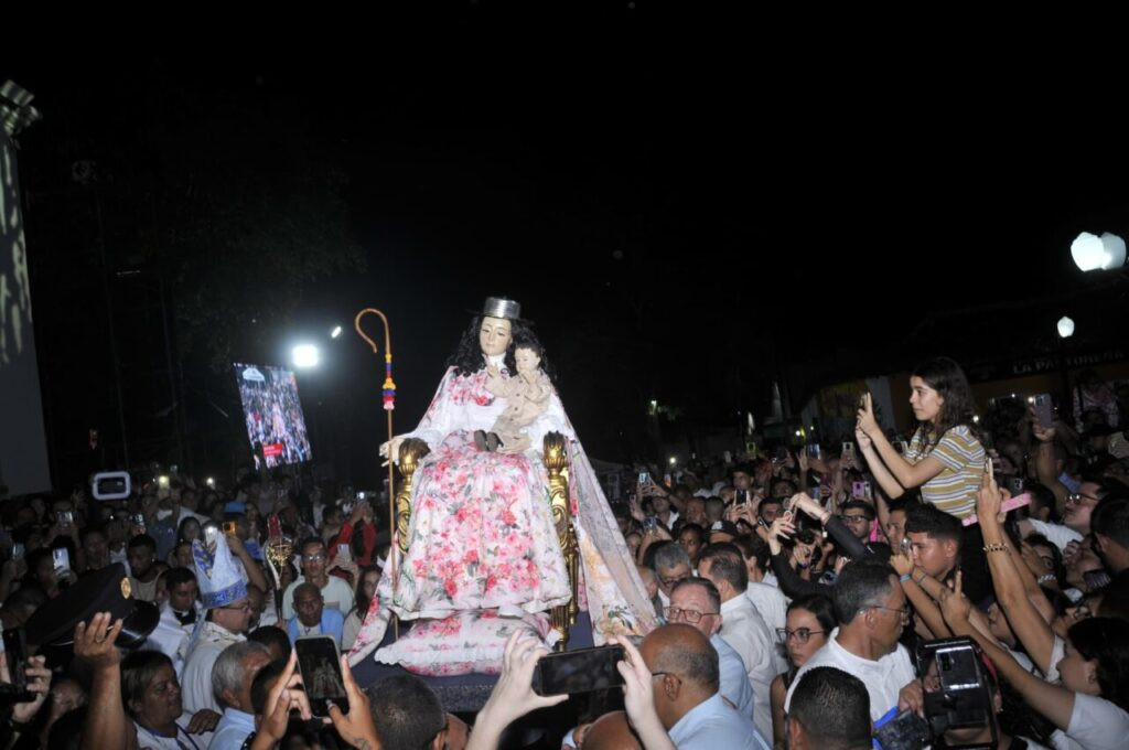 Devotos celebraron la solemne bajada de la Divina Pastora