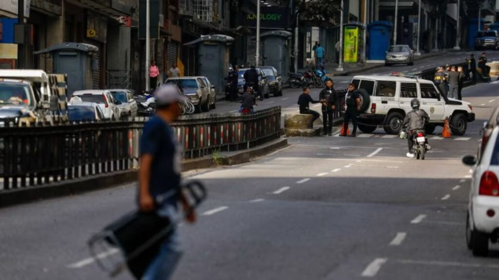 Días después del ataque de EE.UU., venezolanos se debaten entre el nerviosismo, el miedo a la represión y la normalidad - AlbertoNews