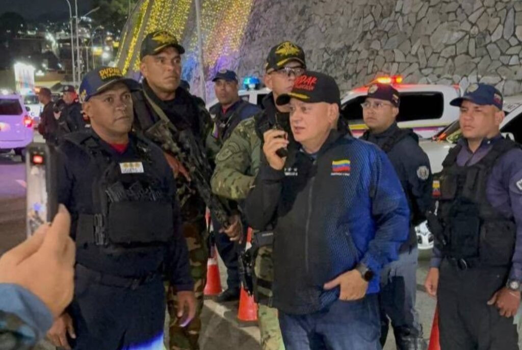 Diosdado Cabello conduce de noche para sugerir que hay "calma" tras la caída de Nicolás Maduro (VIDEO)