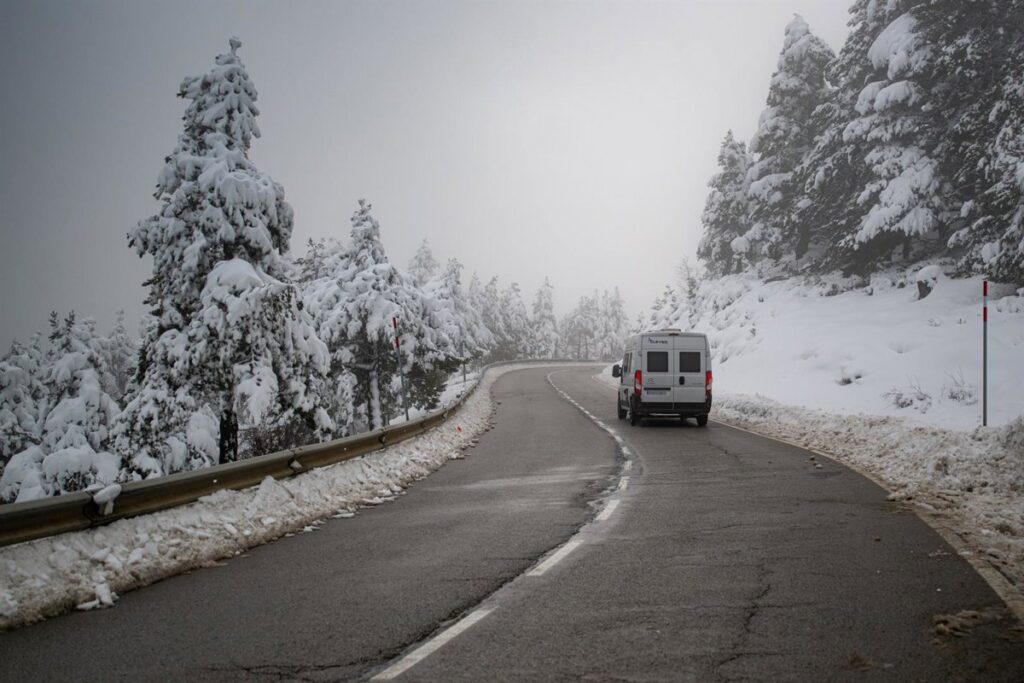 Directo: 470 familias desalojadas en Andalucía, cambios en cabalgatas y 659 quitanieves combaten la nieve