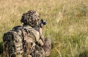 Diseñaron uniformes militares indetectables ante drones con infrarrojo