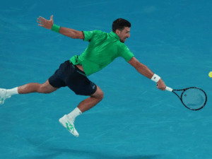 Djokovic iguala dos récords en su victoria 100 en Australia