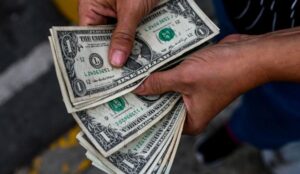 Ventajas y desventajas de la dolarización en Venezuela, según economistas