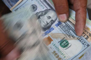 Dólar encaja presión alcista en el mercado oficial y se cotizará en Bs.358,93 este 27 de enero