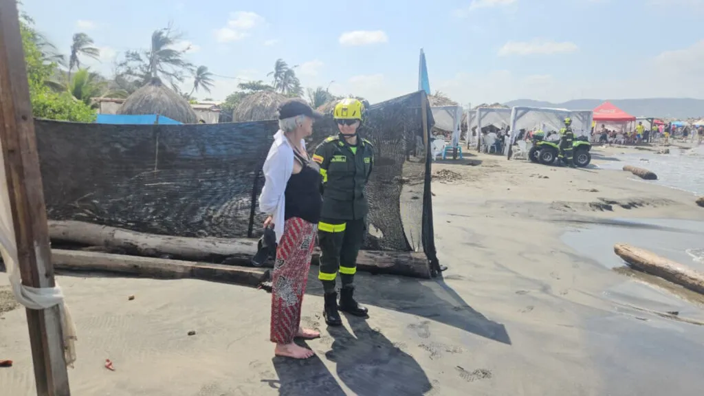 Dos jóvenes fueron rescatados de una tragedia en las playas de Puerto Colombia: el fuerte oleaje los arrastró con rapidez