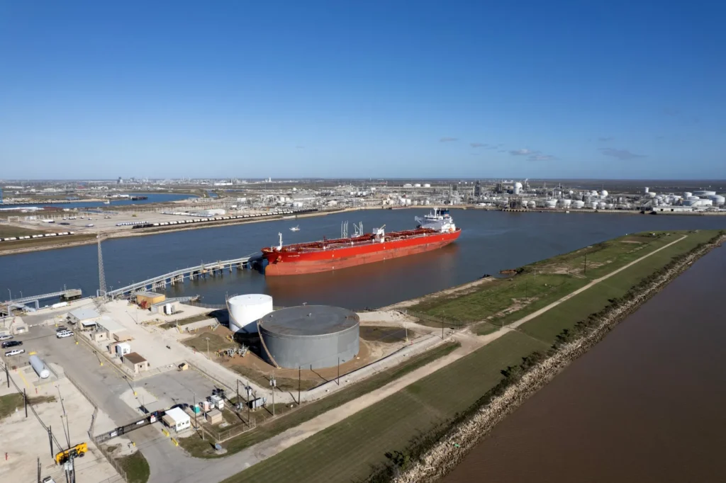 EE.UU. aumenta importaciones de petróleo venezolano tras flexibilización de sanciones, según Bloomberg - AlbertoNews