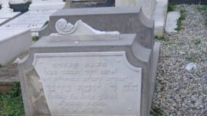 EEUU denuncia el «acto atroz de antisemitismo» en el cementerio judío de Les Corts | elperiodico.com