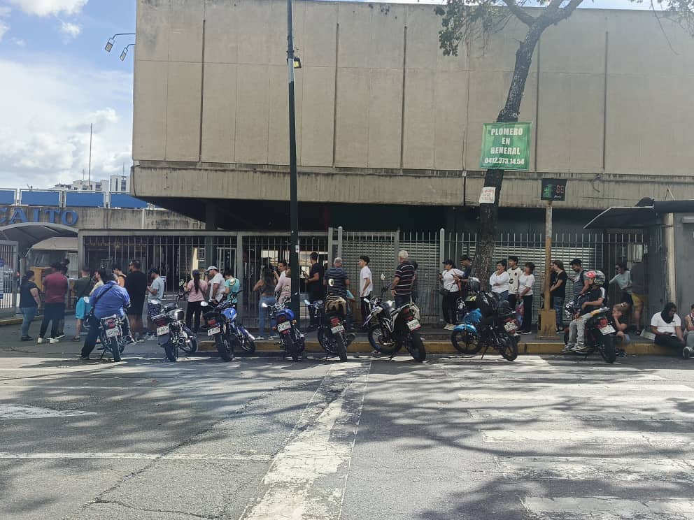 EN FOTOS | Segundo día de Caracas entre civiles armados y largas filas