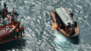 ESPAÑOLES NAUFRAGIO INDONESIA | Hallan el cuerpo de Fernando Martín, el español al que se buscaba tras el naufragio de Indonesia | elperiodico.com