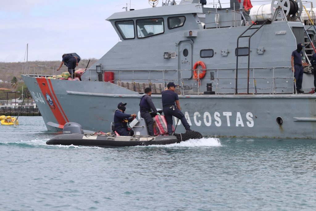 Ecuador incorpora una lancha guardacostas donada por EE.UU. para combate al narcotráfico - AlbertoNews
