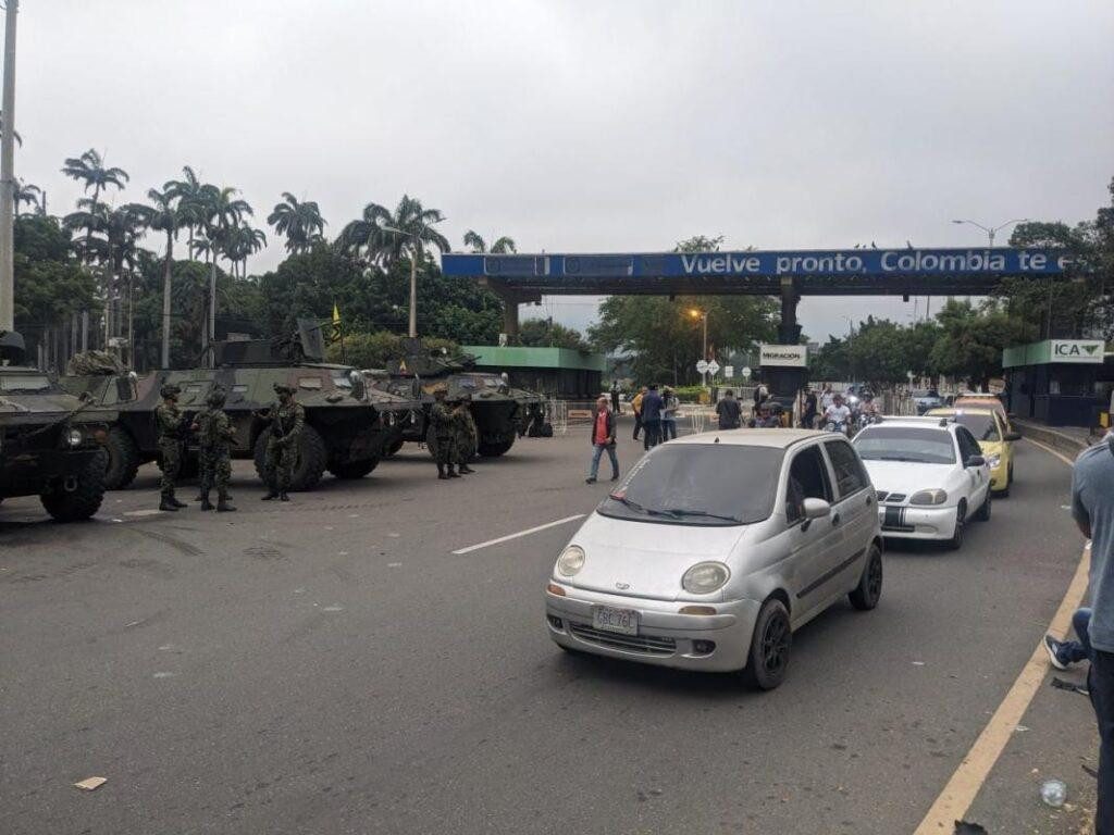Ejército, prensa y comercio activos en La Parada este 5Ene