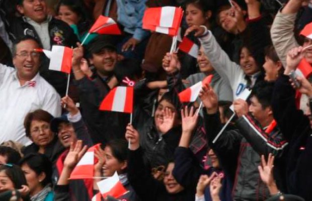 El 41 % de los peruanos se declara de derecha, frente al 29 % que lo hacía en 2021