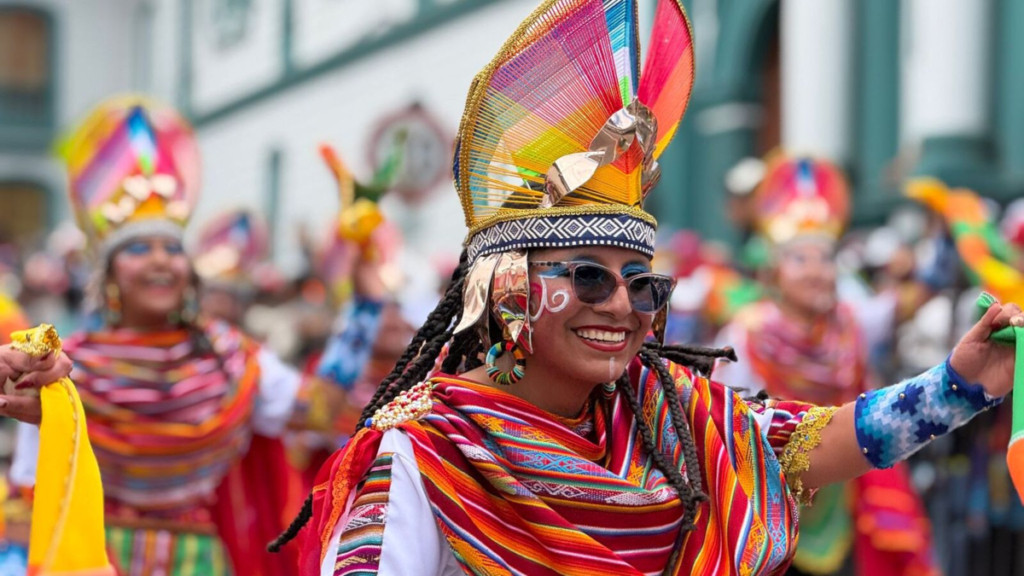 El Carnaval de Negros y Blancos llega a su versión 100 como vitrina cultural, económica y de convivencia en el sur del país