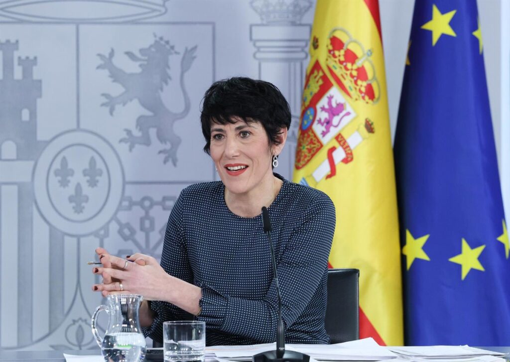 El Gobierno aprueba la regularización de migrantes y defiende que el Estado "responsable" no mira "hacia otro lado"