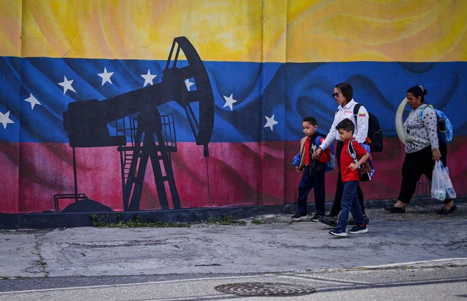 El País: La intervención militar de EEUU impulsa las previsiones económicas de Venezuela