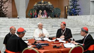 El Papa reclama a los cardenales «no promover sus agendas personales» en la primera gran cumbre de su pontificado | elperiodico.com