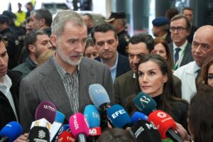 El Rey valora el «nivel» de respuesta de país al «golpe» del accidente de Adamuz con su sanidad, «cariño y solidaridad» | europapress.es