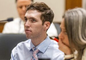 El acusado de asesinar a Charlie Kirk pide recusar a la fiscalía por conflicto de interés