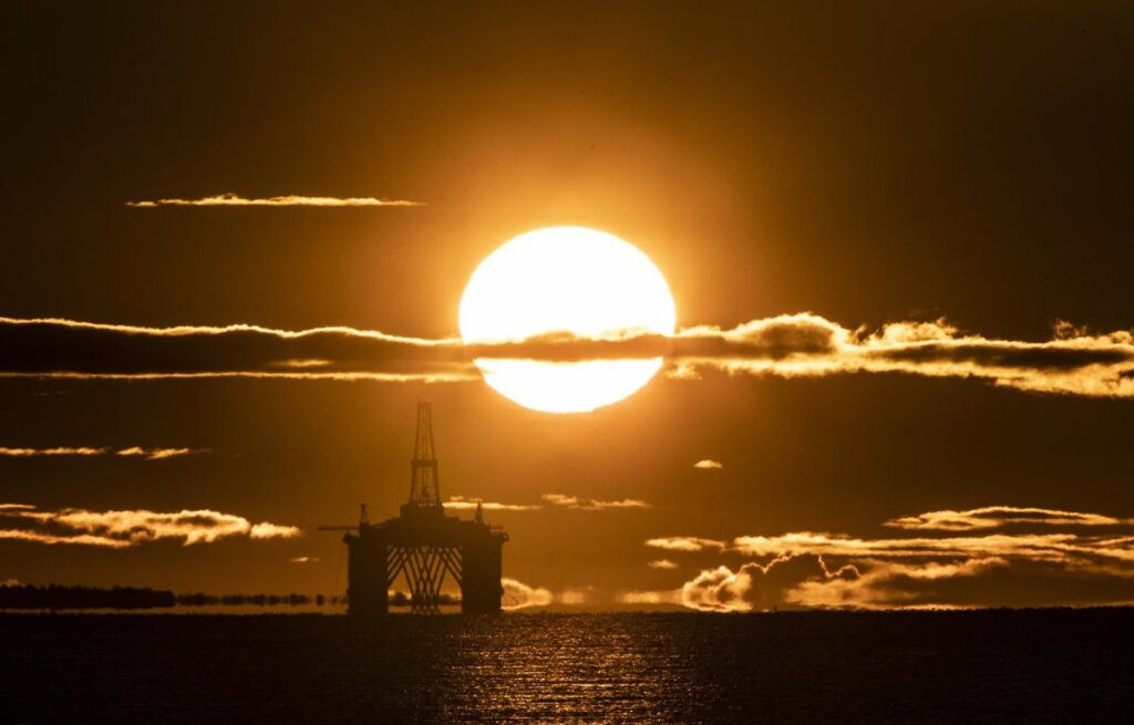 El barril de petróleo Brent baja de 60 dólares por primera vez en casi un mes tras el ataque a Venezuela