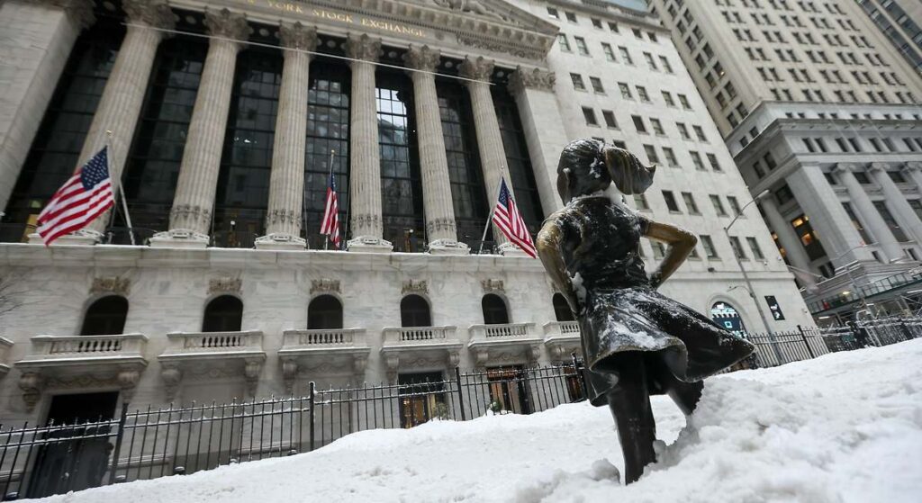 El batacazo del dólar no impide que el S&P 500 arañe máximos históricos antes de la Fed