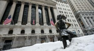 El batacazo del dólar no impide que el S&P 500 arañe máximos históricos antes de la Fed