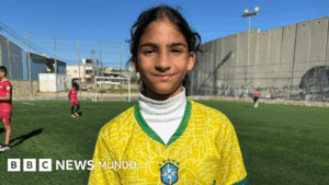 El campo de fútbol donde juegan niños palestinos que Israel amenaza con demoler en Cisjordania pese a la presión internacional