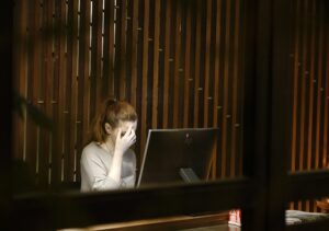 El costo metabólico de normalizar el agotamiento profesional