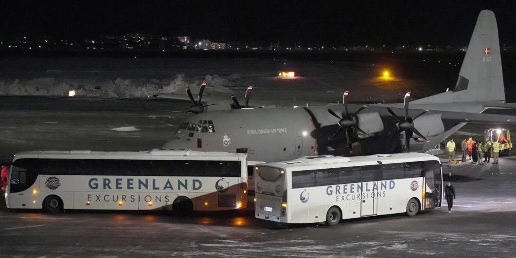 El 'desembarco' europeo en apoyo de Groenlandia cabe en dos autobuses