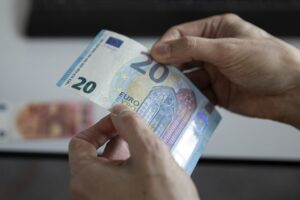El euro cae mientras el mercado se refugia en los dólares tras la captura de Maduro