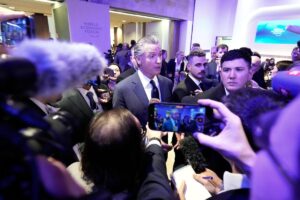 El gobernador de California ve cancelada su intervención en Davos y alega presiones de Trump para silenciarlo | elperiodico.com