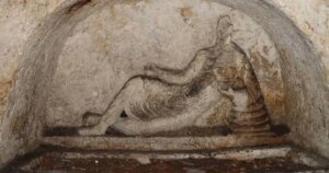 El hallazgo de una tumba esculpida con figuras aladas y una misteriosa inscripción desconcierta a los arqueólogos en Turquía