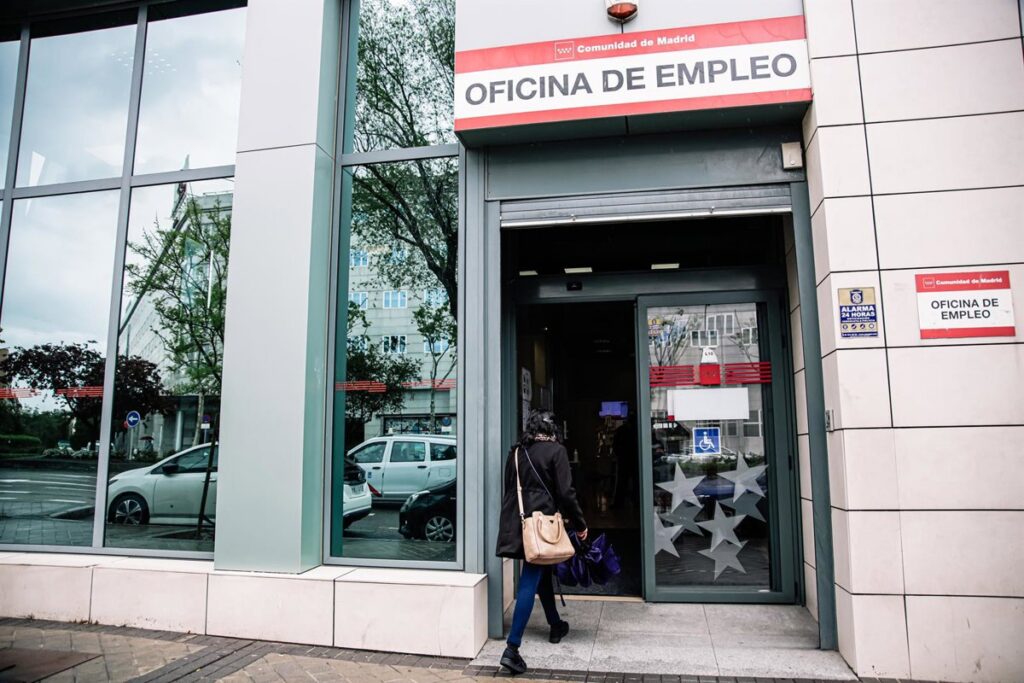 El paro cae en 118.400 personas en 2025 y el empleo marca récord de 22,4 millones, con 605.400 empleos más